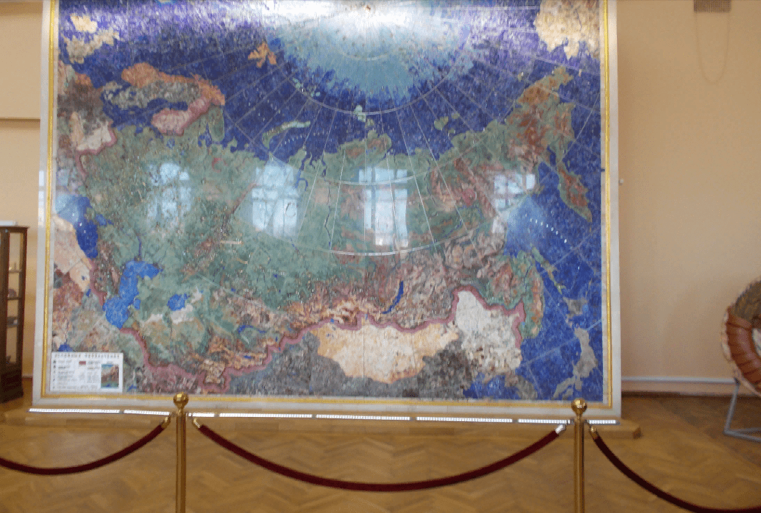 Фото мозаичного панно из минералов в геологоразведочном музее из статьи Что посетить в Санкт-Петербурге чего нет в туристических справочниках
