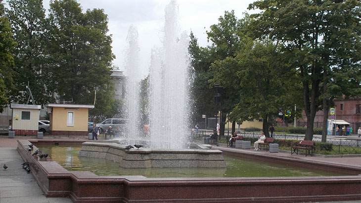 Фото фонтана в форме Кроншлота из статьи Что посмотреть в Санкт-Петербурге В Кронштадт краткий обзор основных достопримечательностей