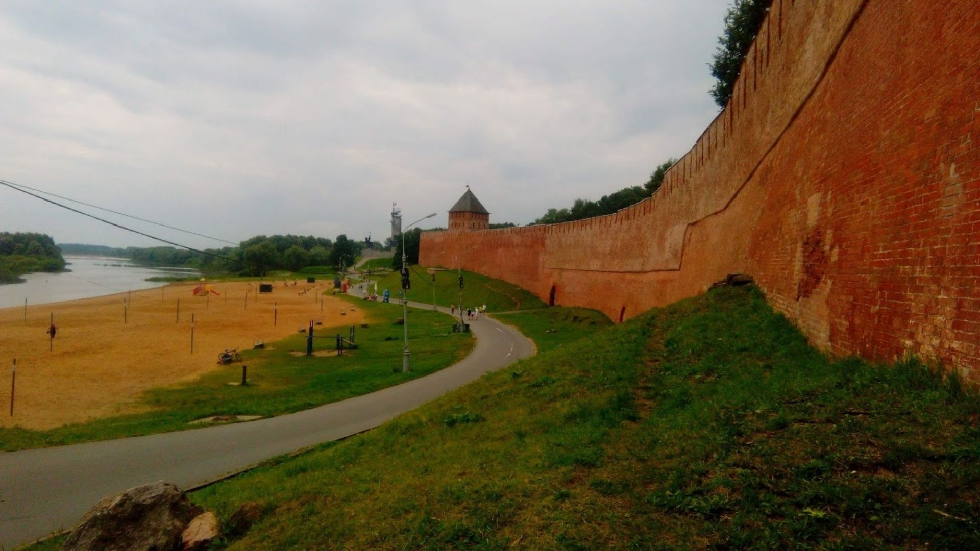 Великий Новгород вид на стену Кремля из статьи Великий Новгород-город,куда можно съездить из Питера на выходных