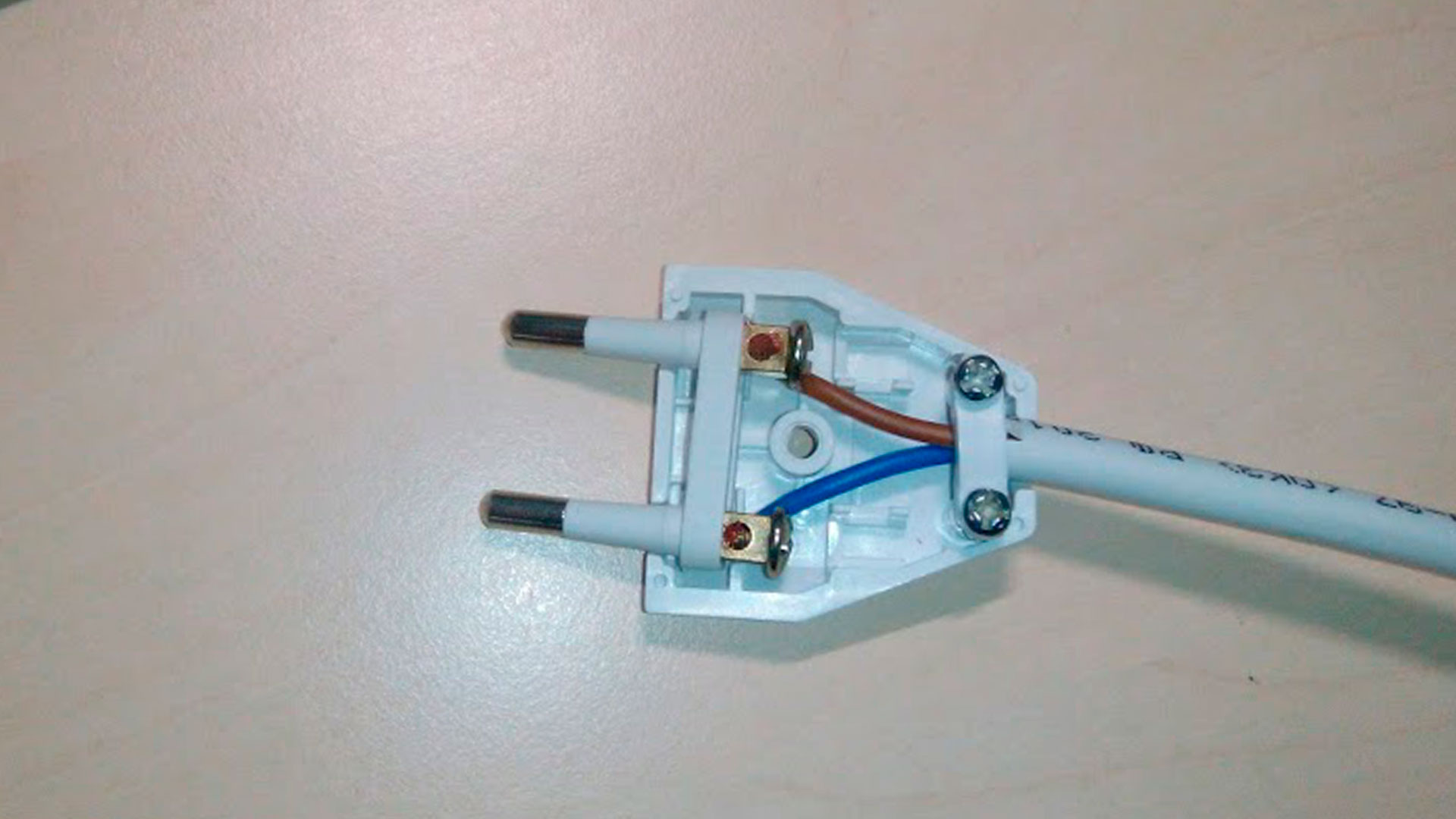 Фото вилки с подключенными проводами из статьи Как подключить светильники для кухонной мебели через трансформатор