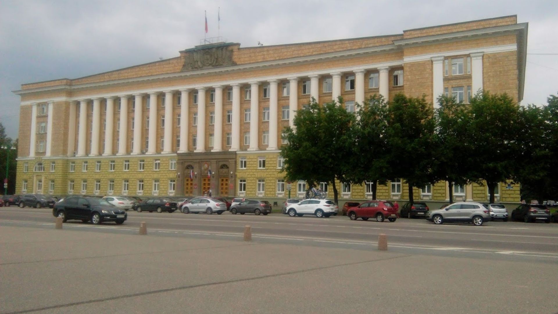Великий Новгород здание правительства из статьи Великий Новгород-город,куда можно съездить из Питера на выходных